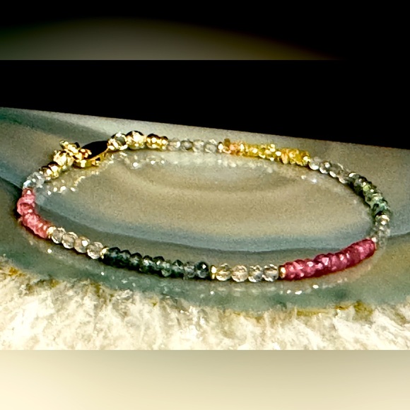 Labradorite and multi sapphire bracelet set in Goldfill accents and clasp - Picture 6 of 6